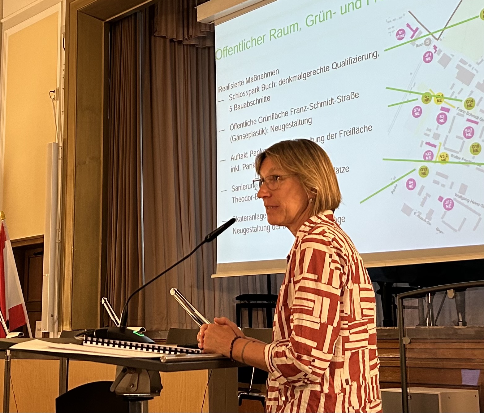 Kerstin Jahnke präsentiert vor Publikum eine Powerpoint.