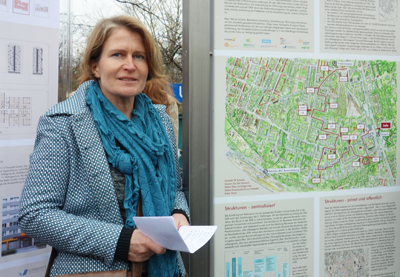 Christiane Werner (Planergemeinschaft eG) erläutert die Infotafeln (Foto: Werner Schmitz)