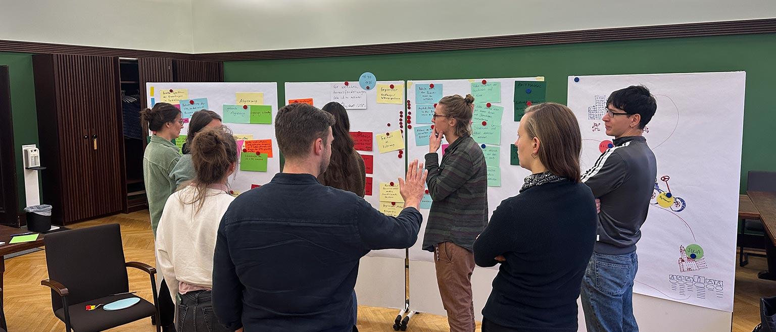 Teilnehmende eines Workshops