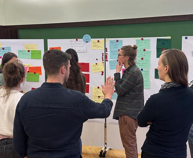 Teilnehmende eines Workshops